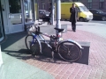 Atkal viens velosipēds pie staba pieslēgts pie Valdemāra centra...