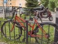 Pie Rīgas Juridiskās augstskolas pieslēgts pie žoga, kaut blakus ir brīvas vietas velostatīvā, bet nav iespējams pieslēgt droši! 